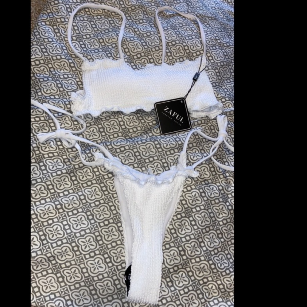 NWT ZAFUL🤍❤️‍🔥😛 White ruffle swimsuit